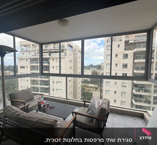 מרפסת עם חלונות אלומיניום ונוף לבניינים סמוכים